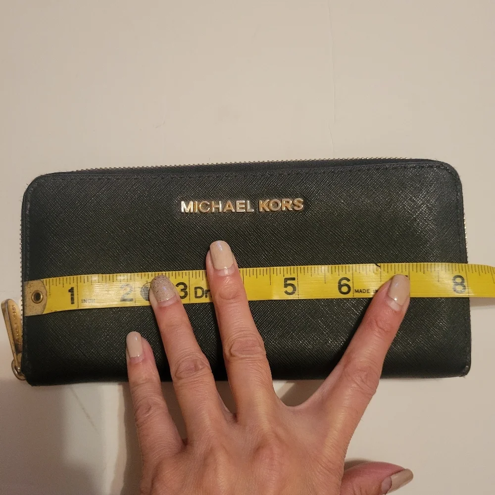 Michael Kors Jet Set Zip Around Large Wallet EUC Minimalist Neutral Staple Piece